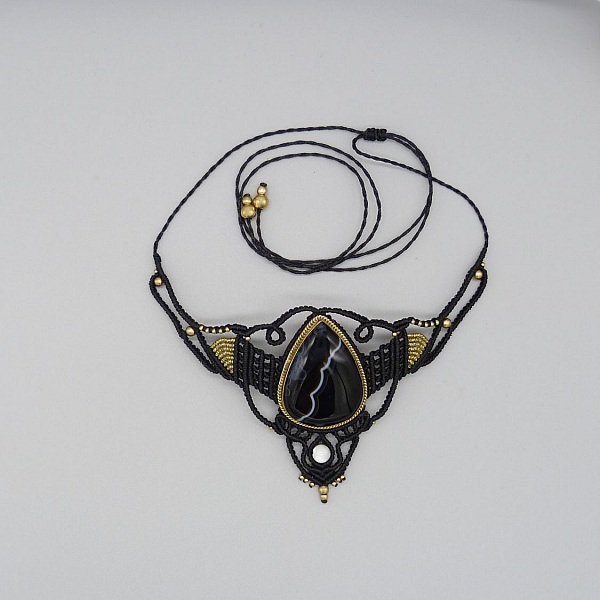 collier noir en micro-macram&eacute; avec un jaspe serti de laiton