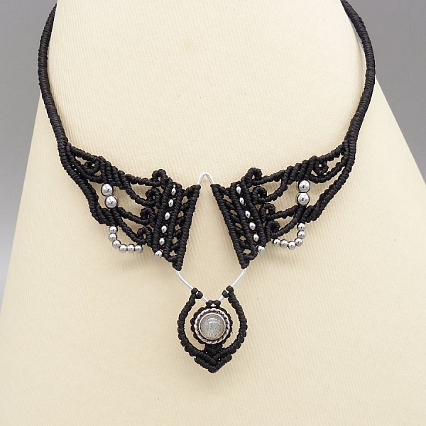 Svart mikro-macram&eacute; halsband med en labradorit som &auml;r satt