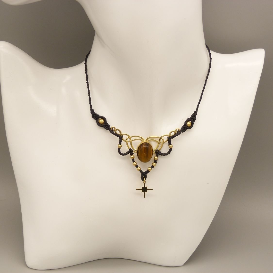 Svart halsband i mikro-macramé med ett tigeröga