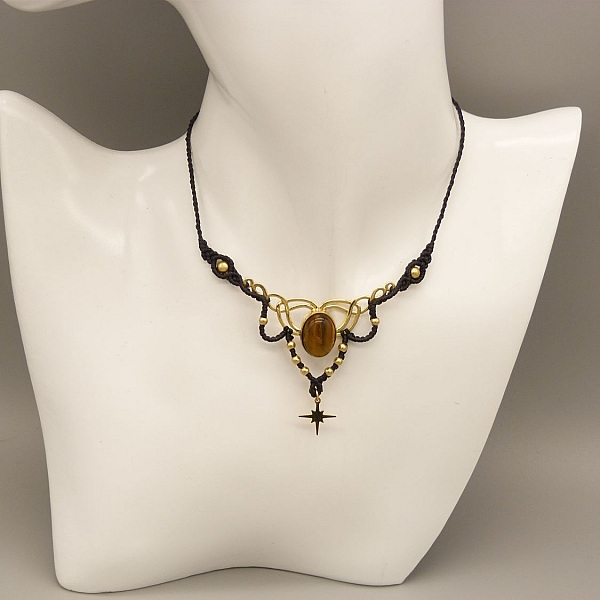 Svart halsband i mikro-macram&eacute; med ett tiger&ouml;ga