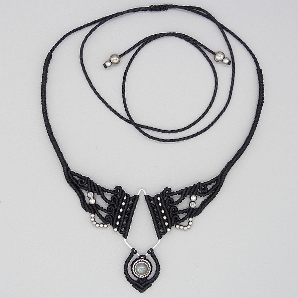 Svart mikro-macram&eacute; halsband med en labradorit som &auml;r satt