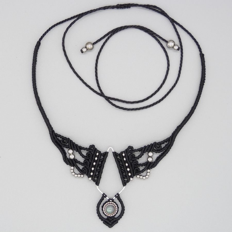 Svart mikro-macramé halsband med en labradorit som är satt