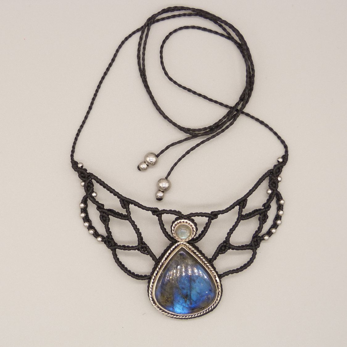 Svart mikro-macramé halsband med en labradorit som är satt