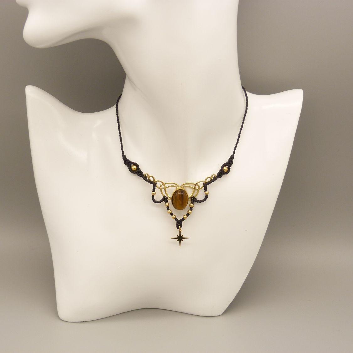 Svart halsband i mikro-macramé med ett tigeröga