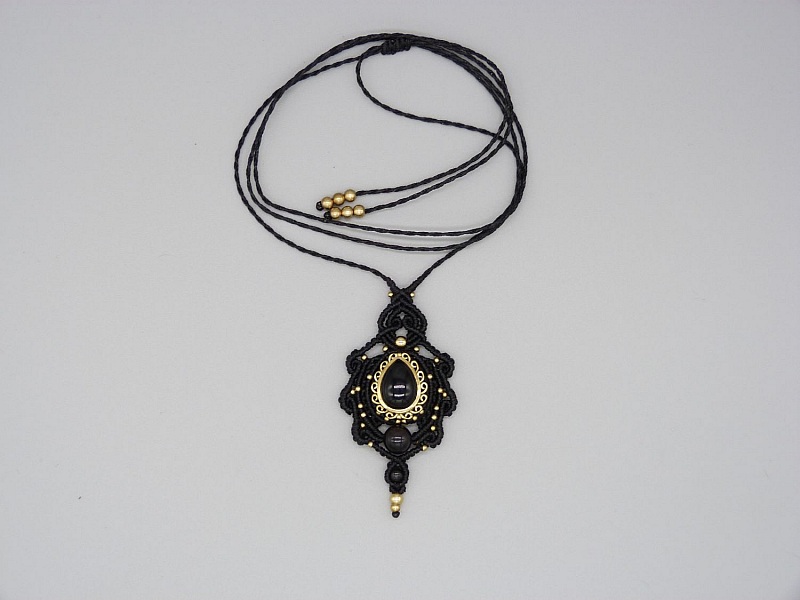 collier noir en micro-macram&eacute; avec une obsidienne sertie de m&eacute;tal dor&eacute;