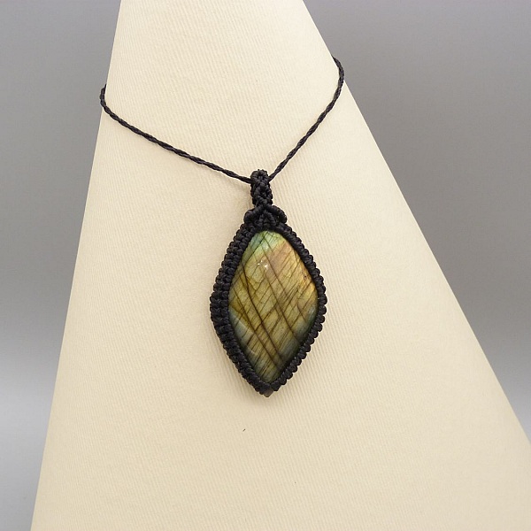 Collier noir en micro-macram&eacute; avec une labradorite sertie en b&eacute;li&egrave;re