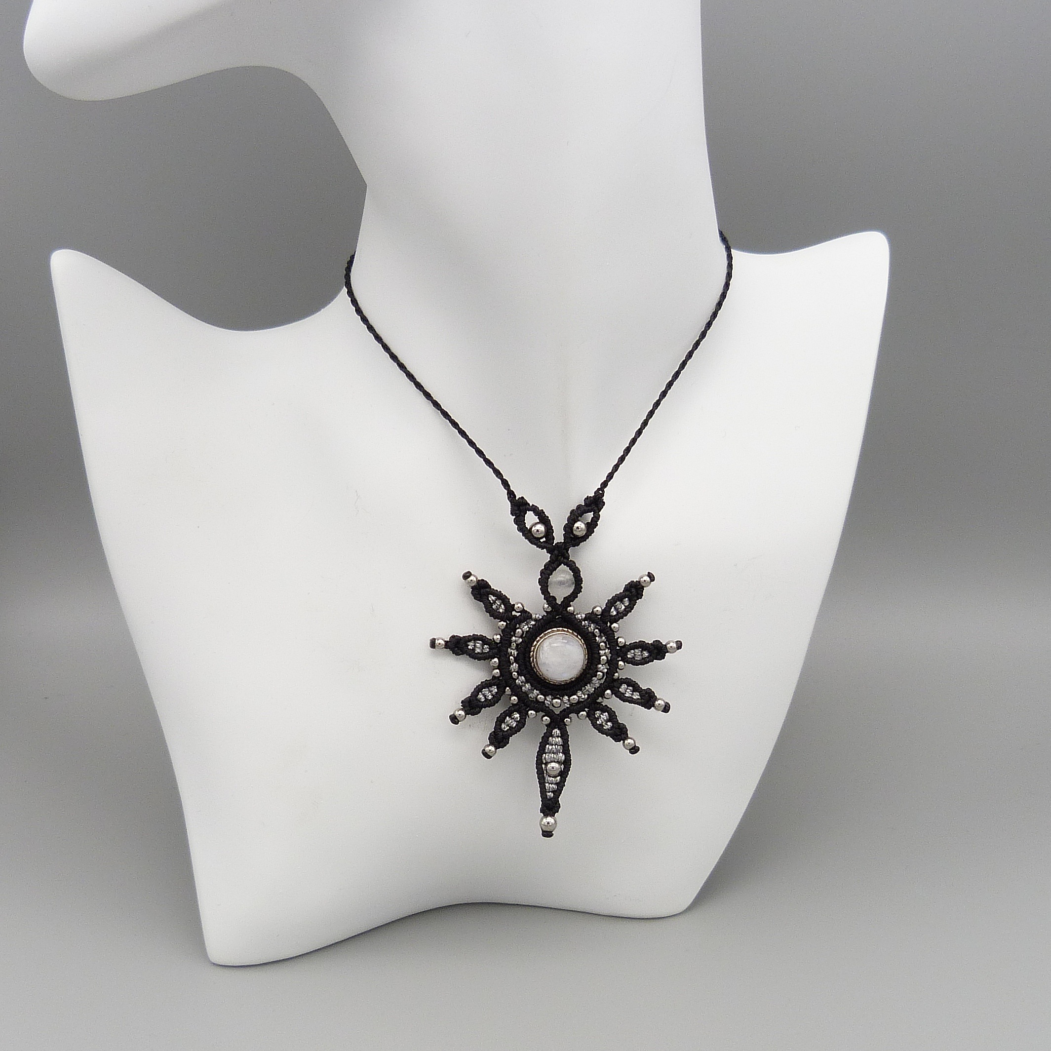 collier noir en micro-macram&eacute; avec une pierre de lune sertie