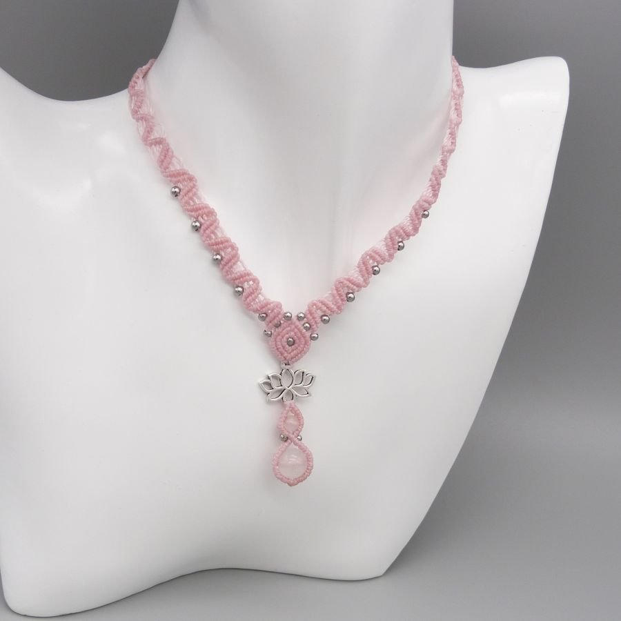 Rosa mikro-macramé halsband med två kvarts pärlor 