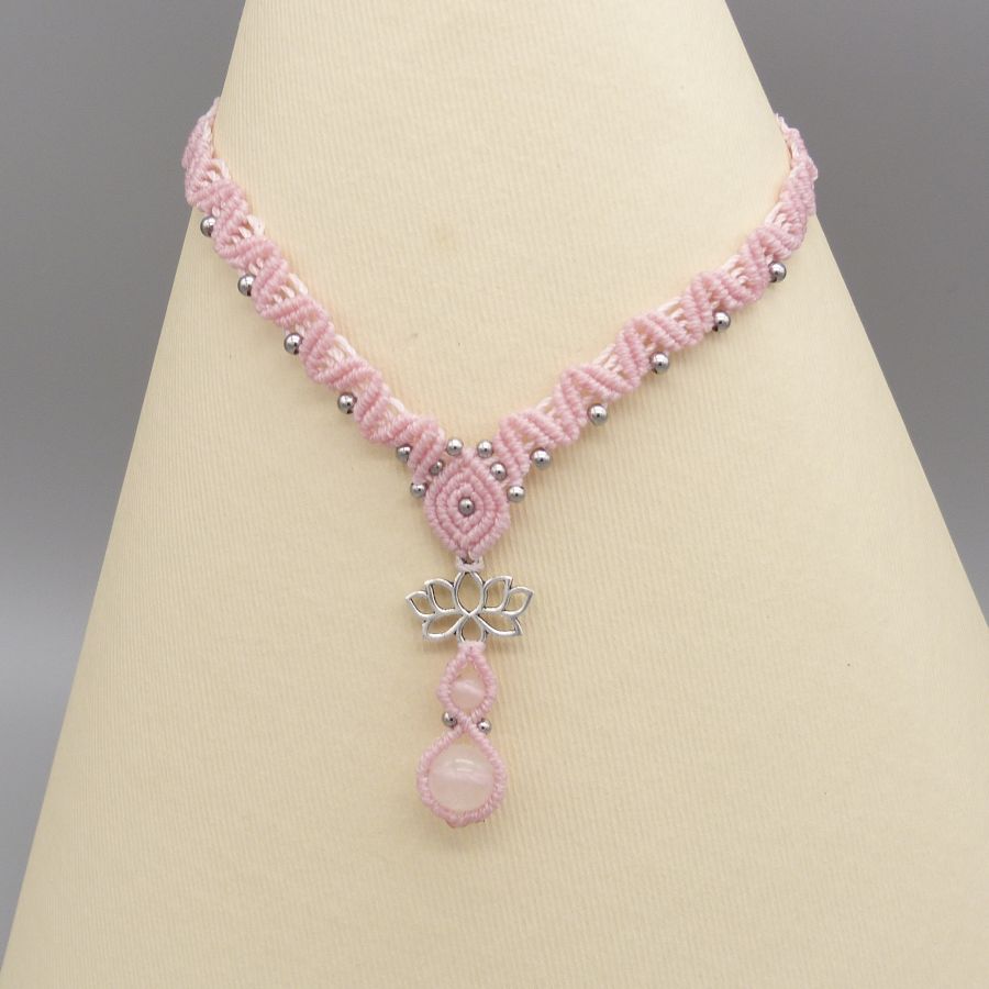 Rosa mikro-macramé halsband med två kvarts pärlor 