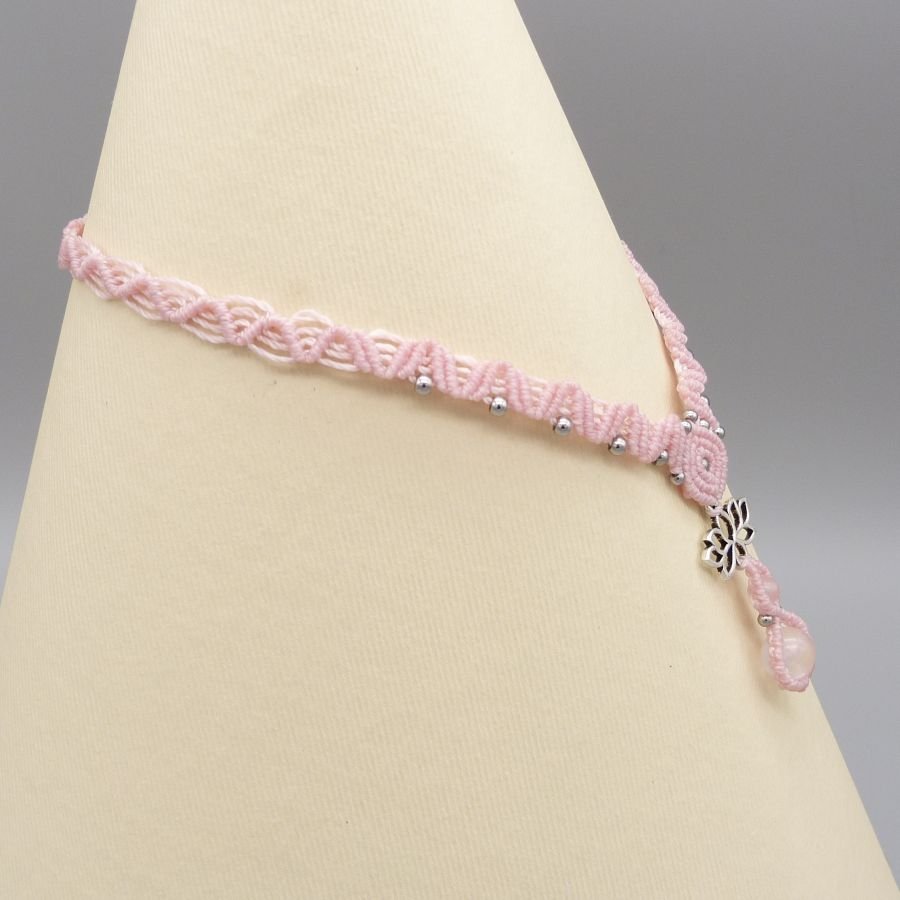 Rosa mikro-macramé halsband med två kvarts pärlor 