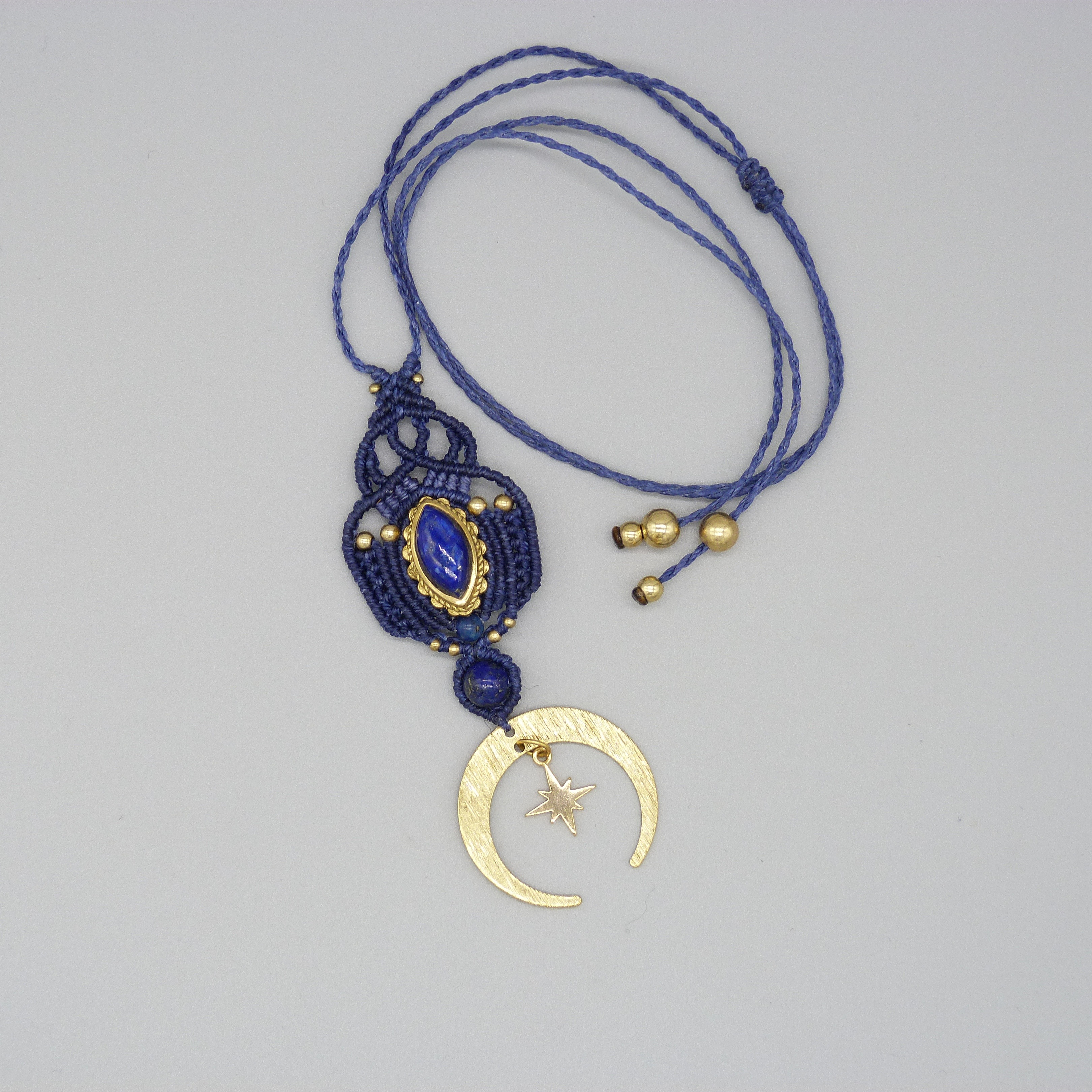 collier sautoir bleu en micro-macram&eacute; avec un lapis lazuli serti de laiton