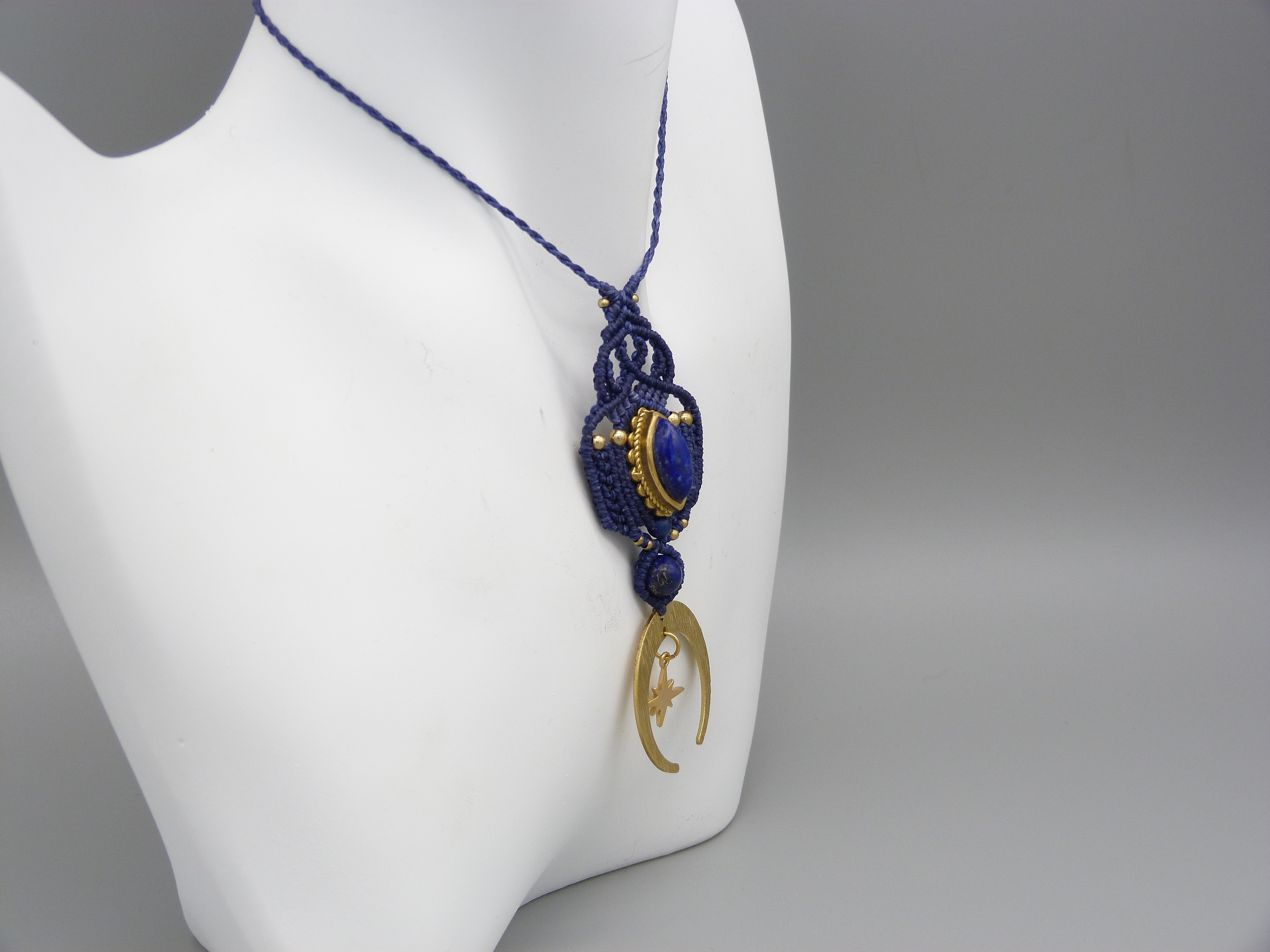 collier sautoir bleu en micro-macram&eacute; avec un lapis lazuli serti de laiton