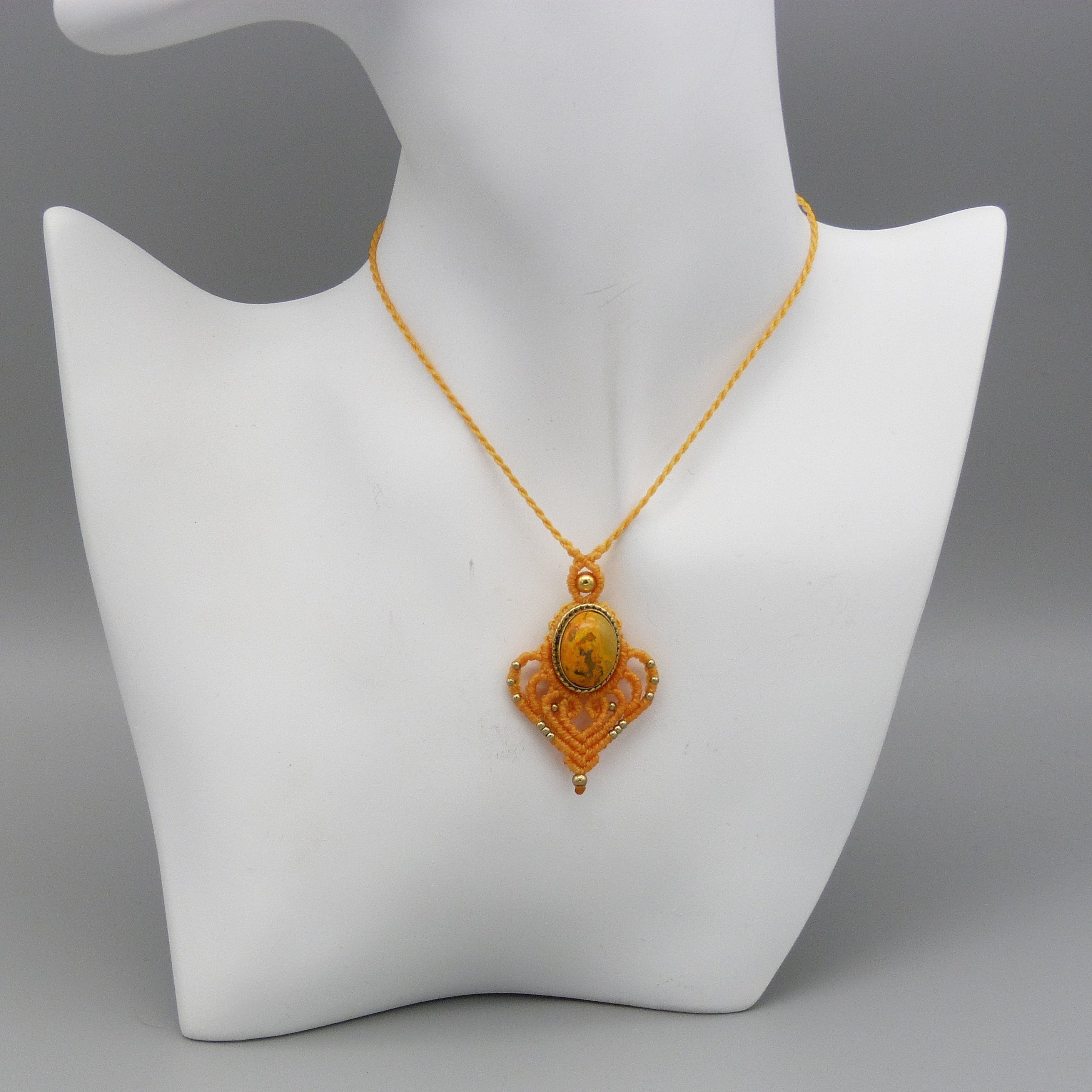 collier sautoir jaune en micro-macram&eacute; avec un jaspe bumblebee serti de laiton