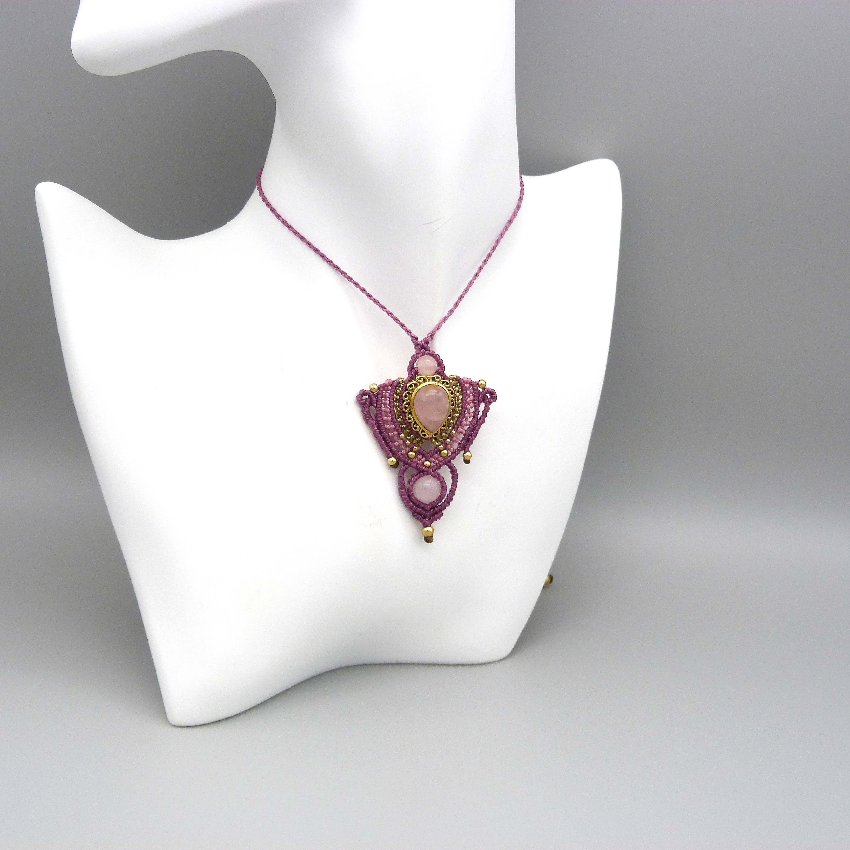 collier sautoir rose en micro-macram&eacute; avec un quartz rose serti de laiton