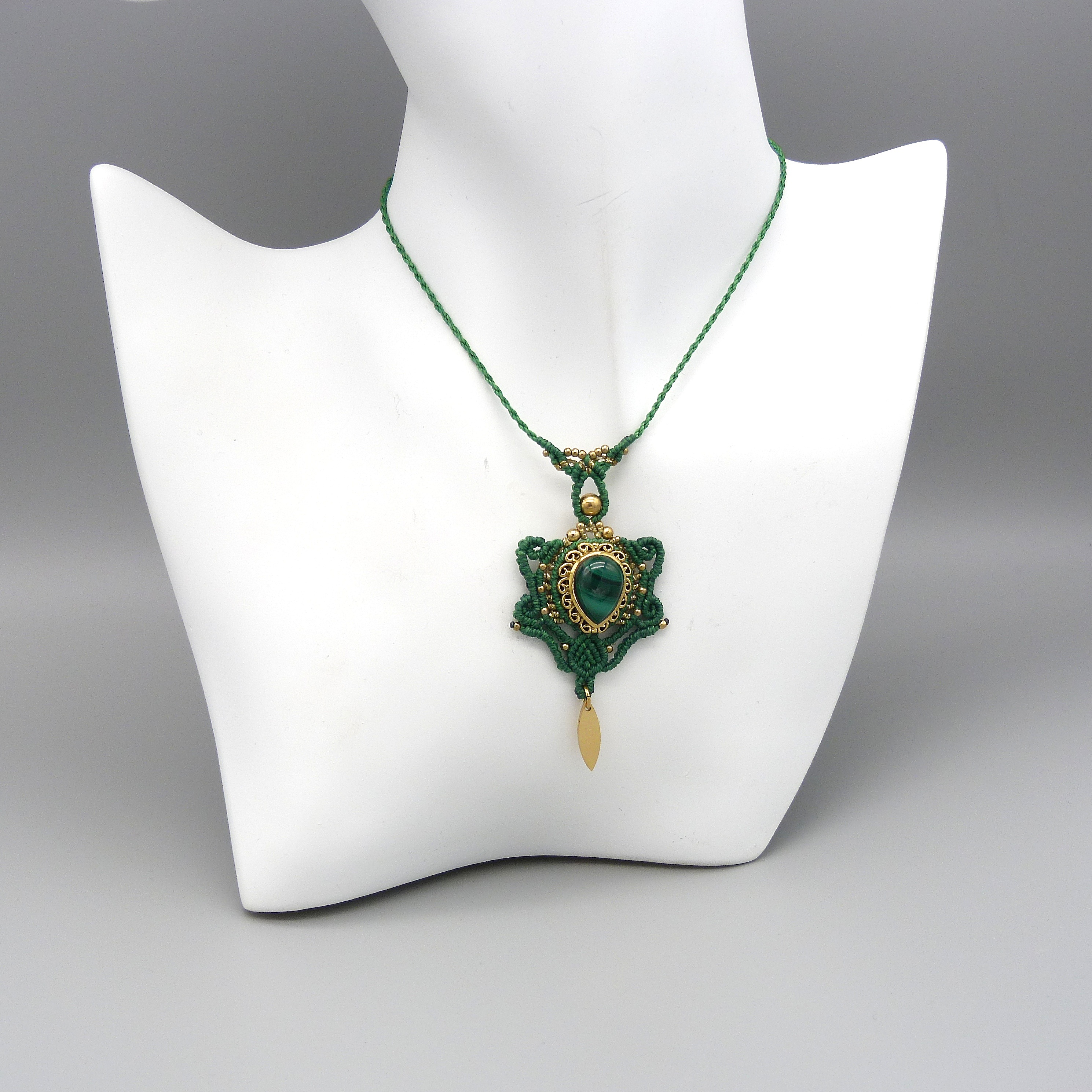 collier sautoir vert en micro-macram&eacute; avec une malachite sertie de laiton