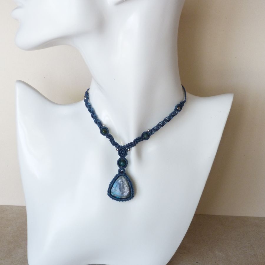 Halsband i mikro-macramé i blå ton med en krysokolla