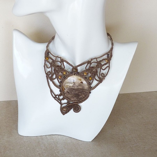 Collier ton brun  cabochon en bois de palmier fossilis&eacute; 