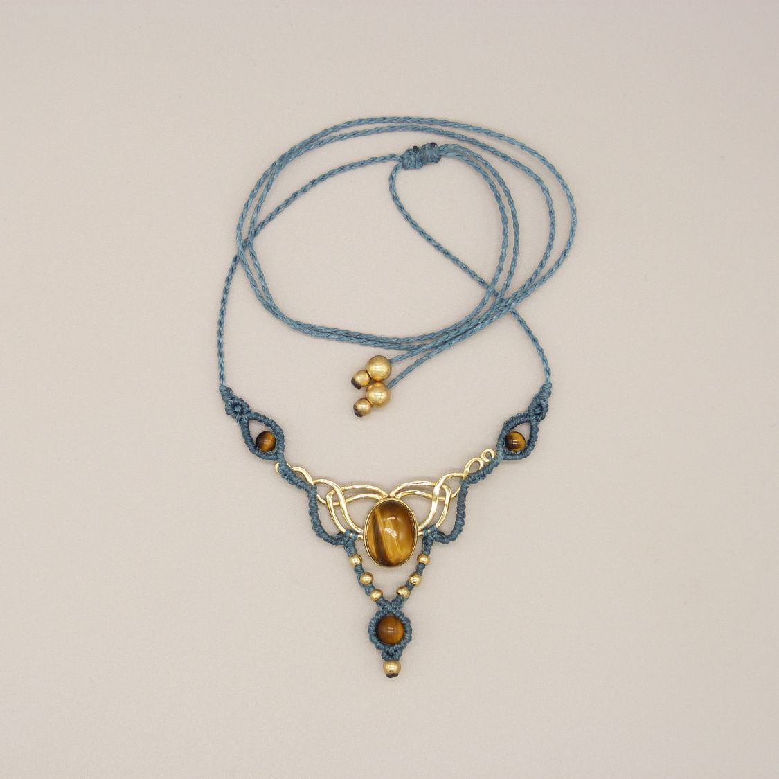 Ankgrönt mikro-macramé halsband med ett tigeröga