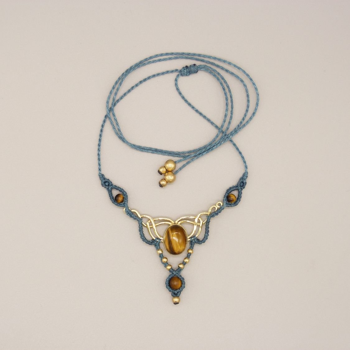 Ankgrönt mikro-macramé halsband med ett tigeröga
