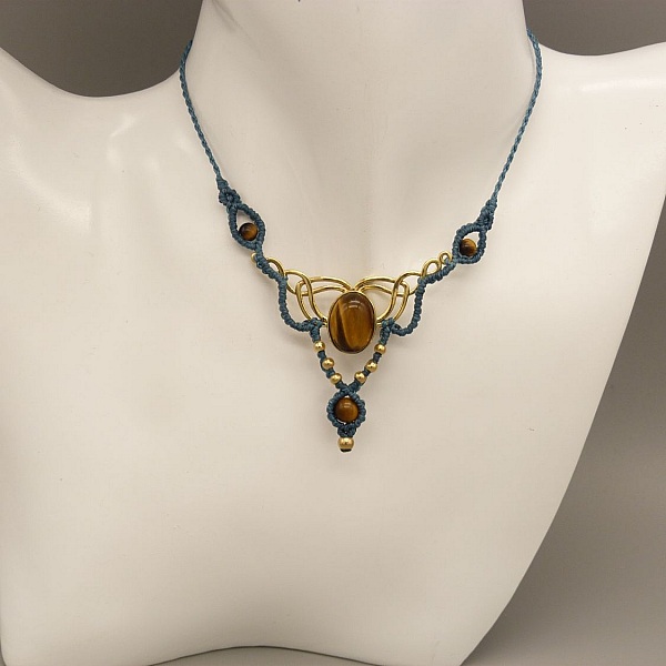 Ankgr&ouml;nt mikro-macram&eacute; halsband med ett tiger&ouml;ga