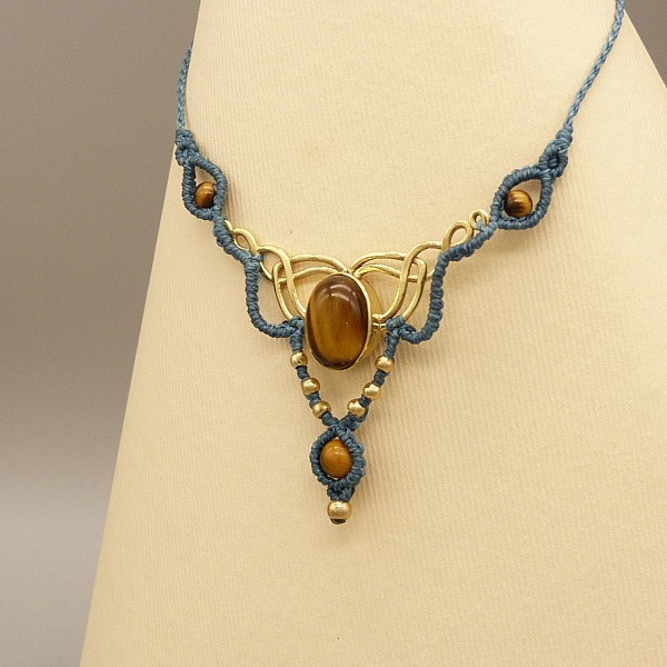 Ankgr&ouml;nt mikro-macram&eacute; halsband med ett tiger&ouml;ga