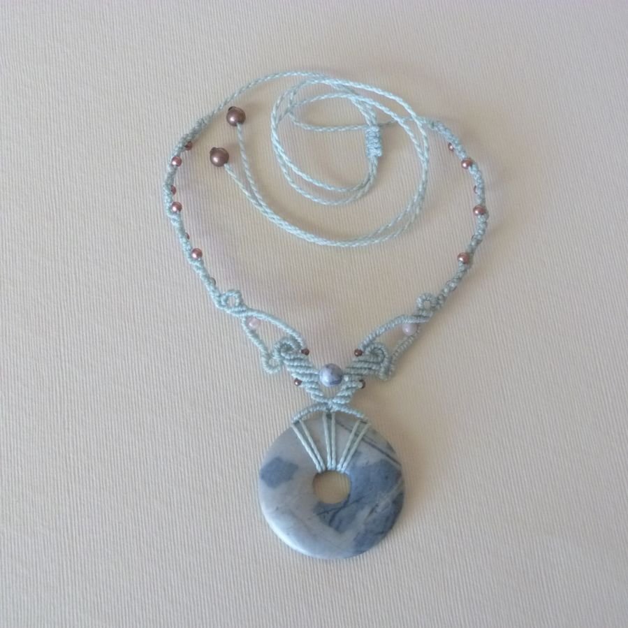 Vattengrönt halsband i mikromakramé med en natursten, picasso-jasper, som central del.