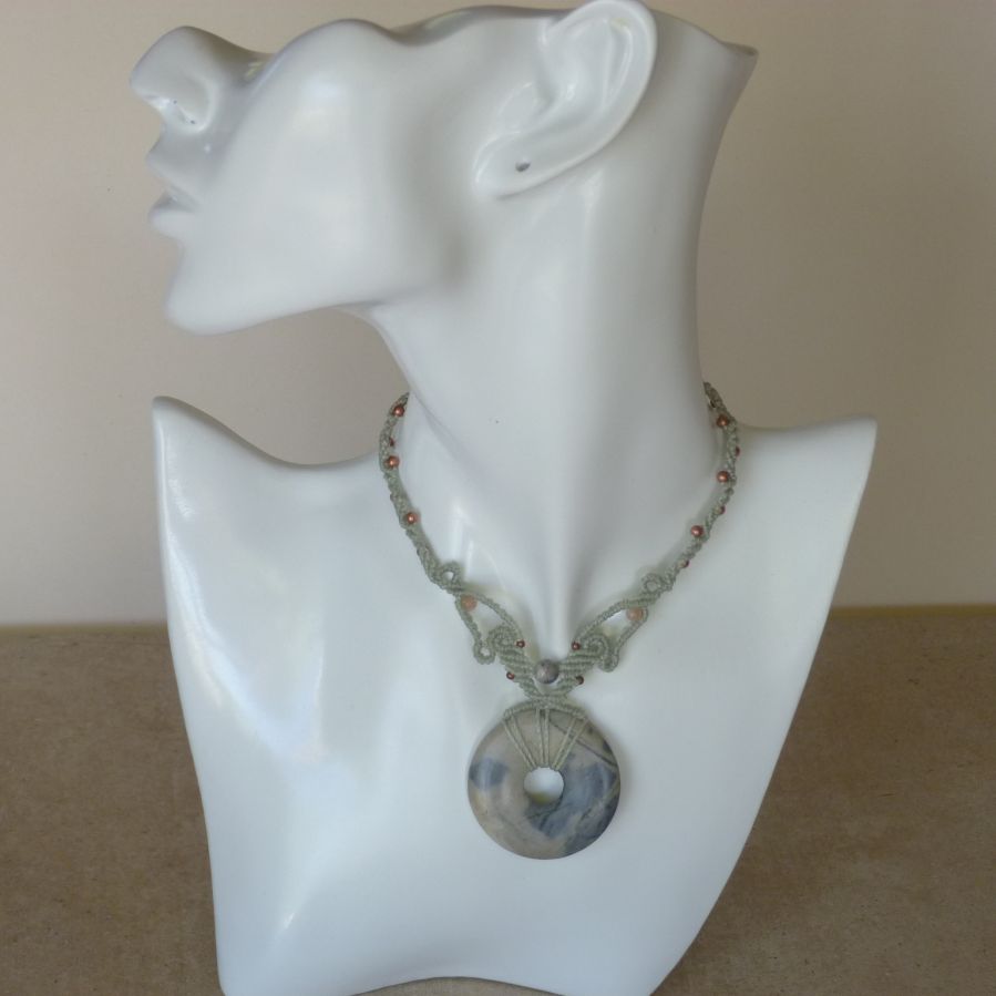 Vattengrönt halsband i mikromakramé med en natursten, picasso-jasper, som central del.