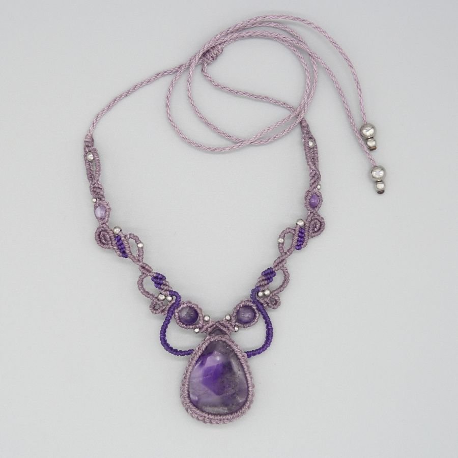 Lila micro-macramé halsband med en ametist