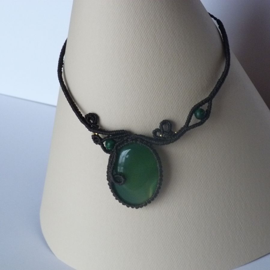 Chokladbrunt mikro-macramé halsband med en grön ädelsten