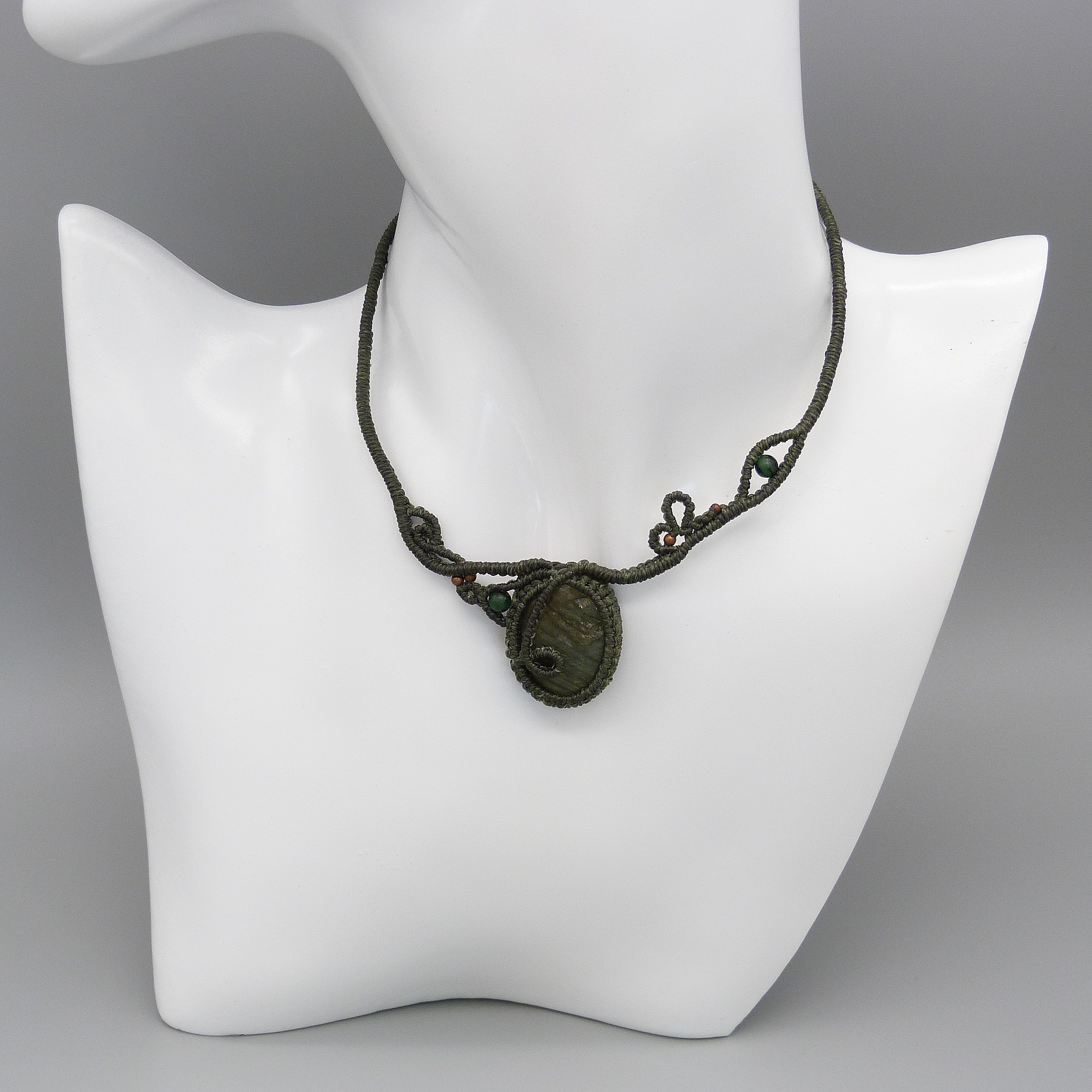 Commande personnalis&eacute;e sur demande  : collier avec une labradorite