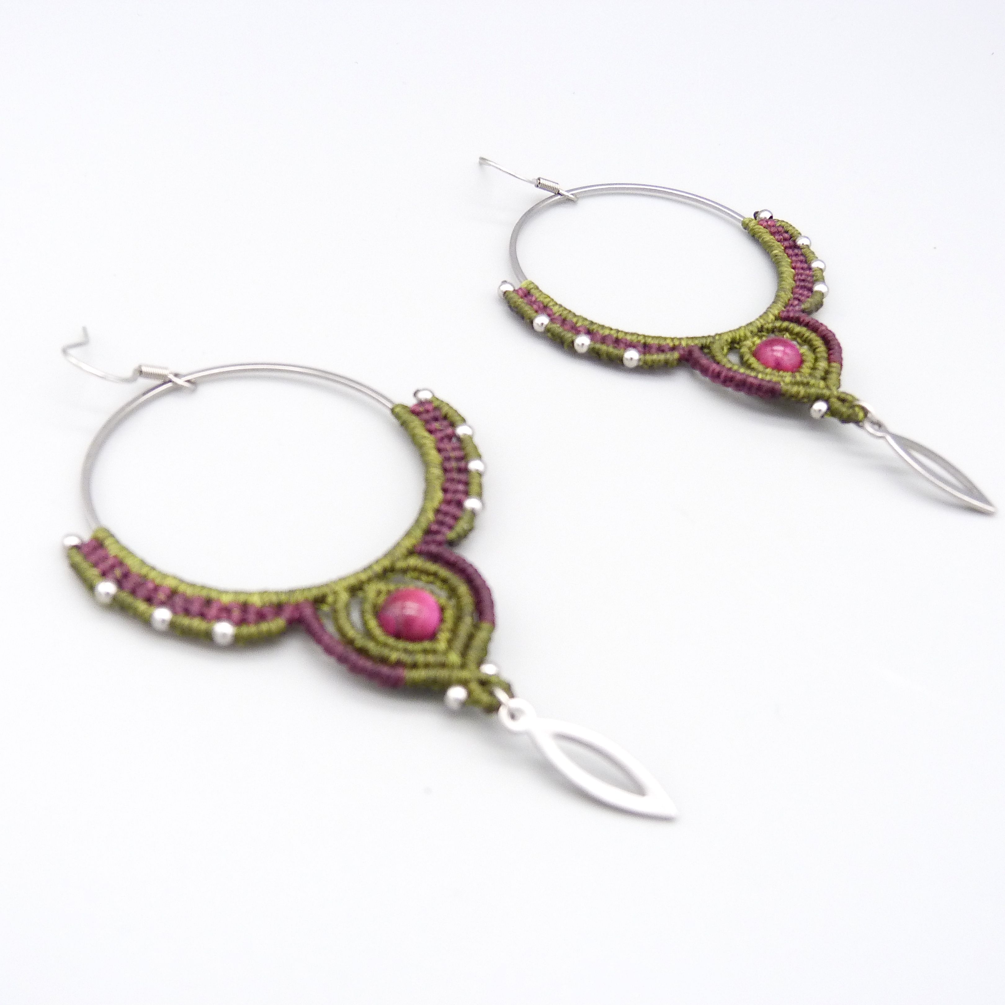 Cr&eacute;oles en micro-macram&eacute; avec perle oeil de tigre teint&eacute;e