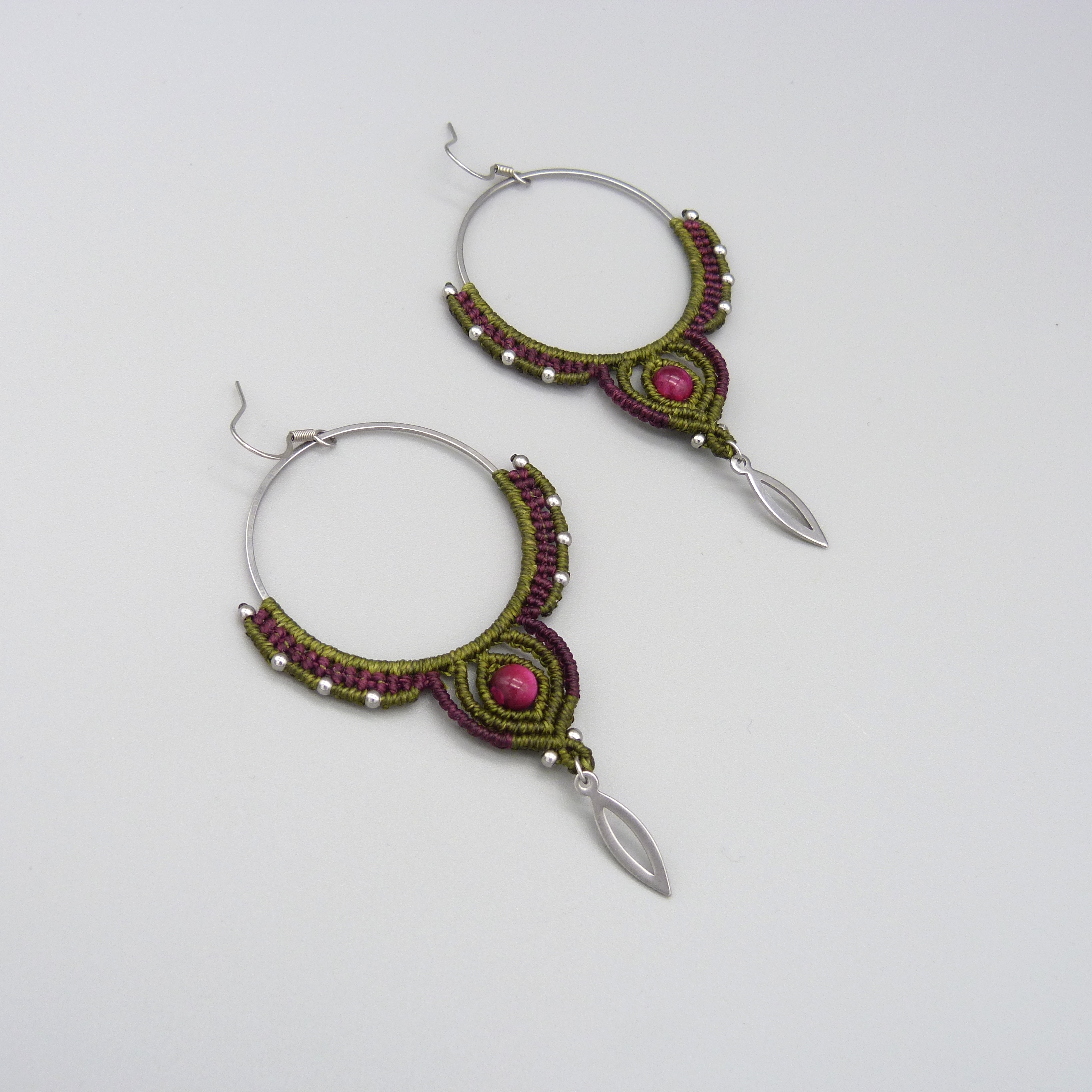 Cr&eacute;oles en micro-macram&eacute; avec perle oeil de tigre teint&eacute;e