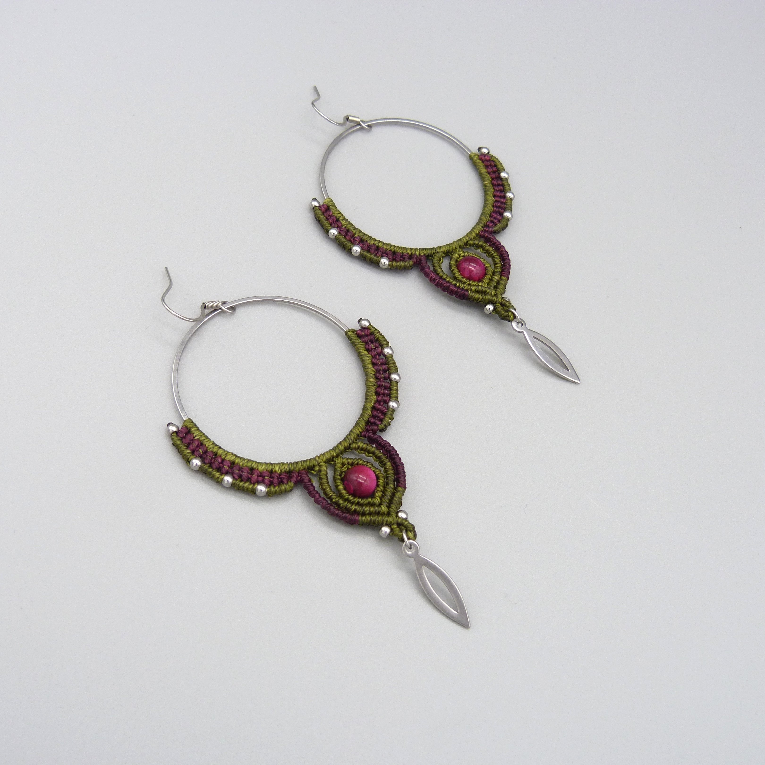 Cr&eacute;oles en micro-macram&eacute; avec perle oeil de tigre teint&eacute;e