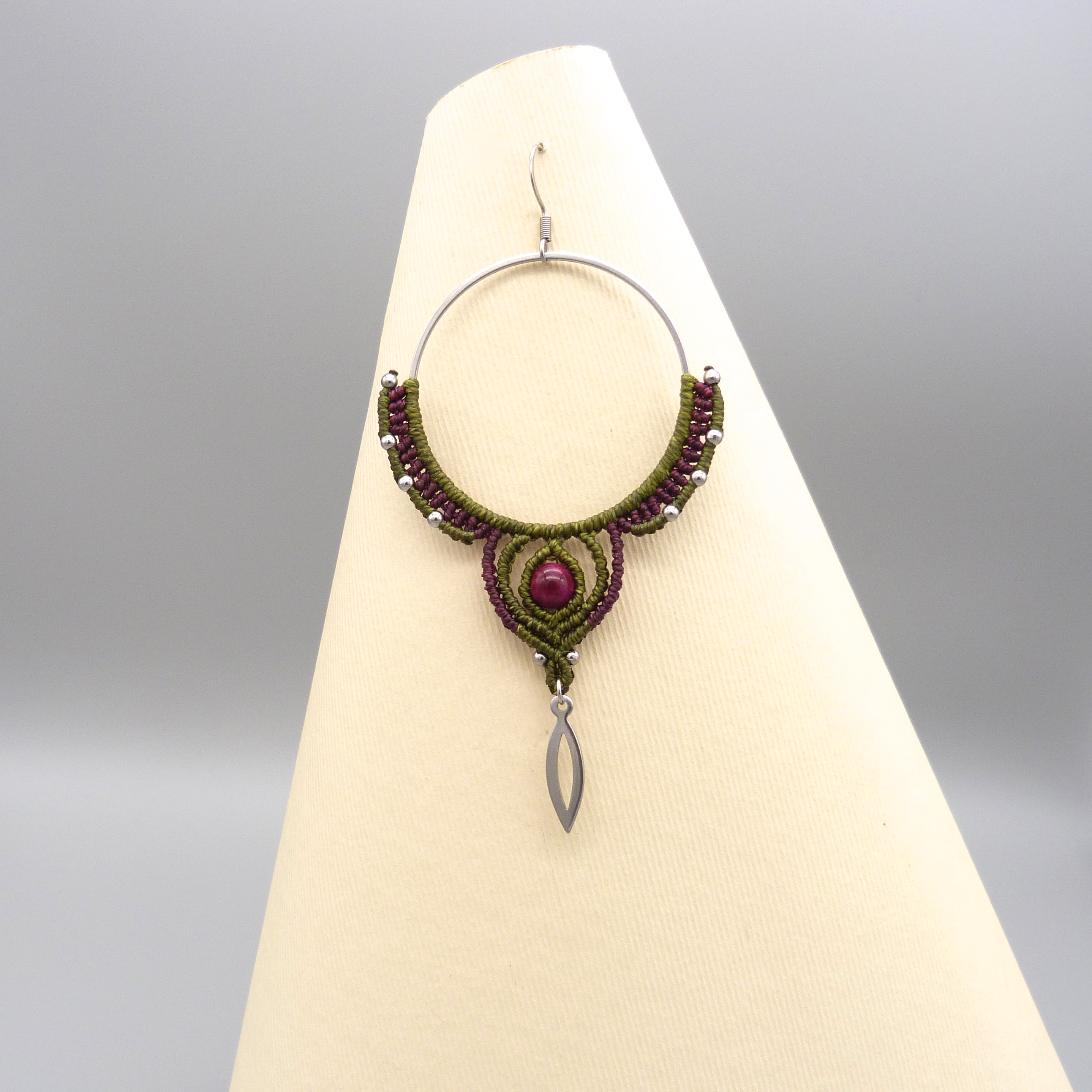 Cr&eacute;oles en micro-macram&eacute; avec perle oeil de tigre teint&eacute;e