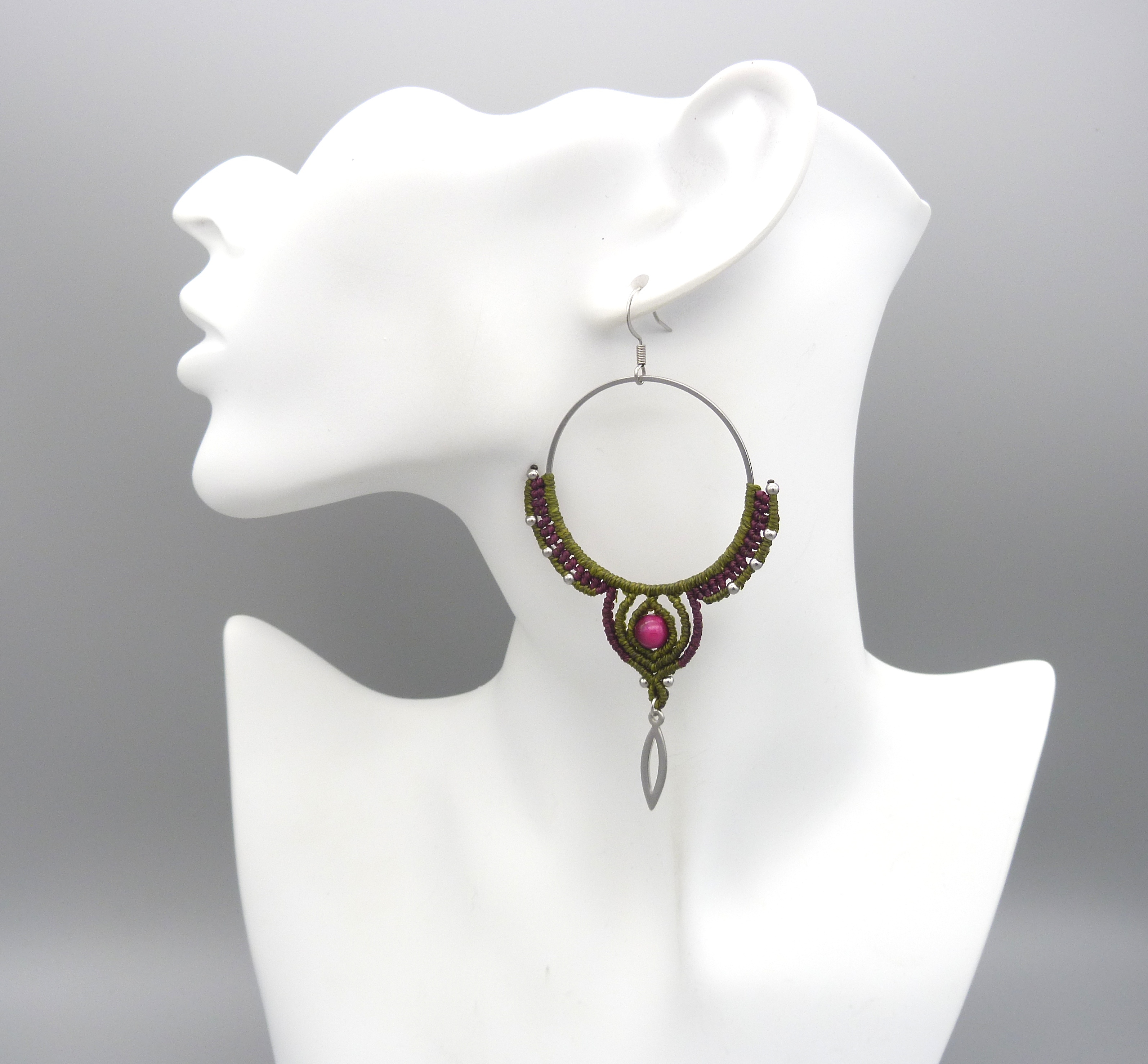 Cr&eacute;oles en micro-macram&eacute; avec perle oeil de tigre teint&eacute;e