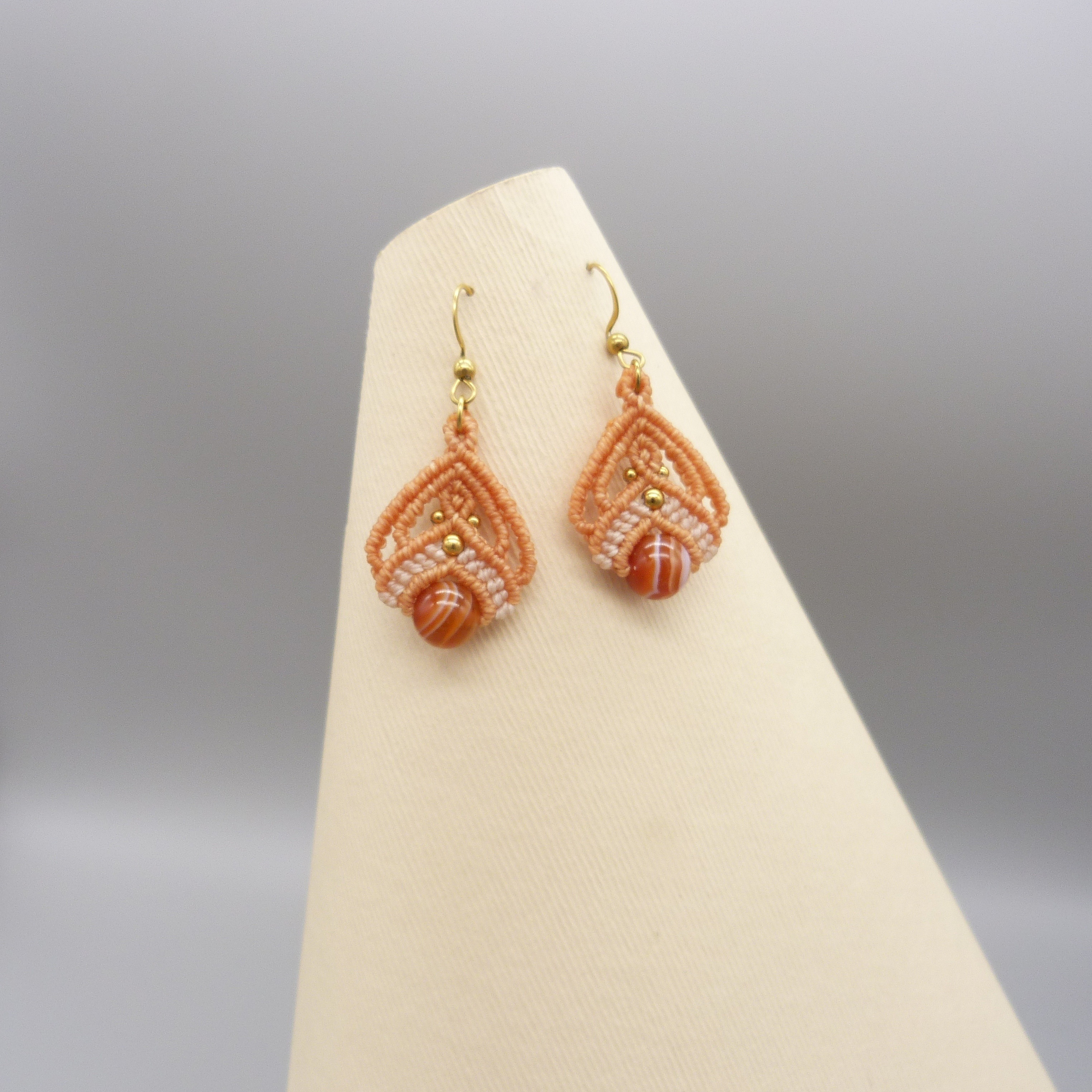 Paire de boucles d'oreilles bleues avec des perles en cornaline