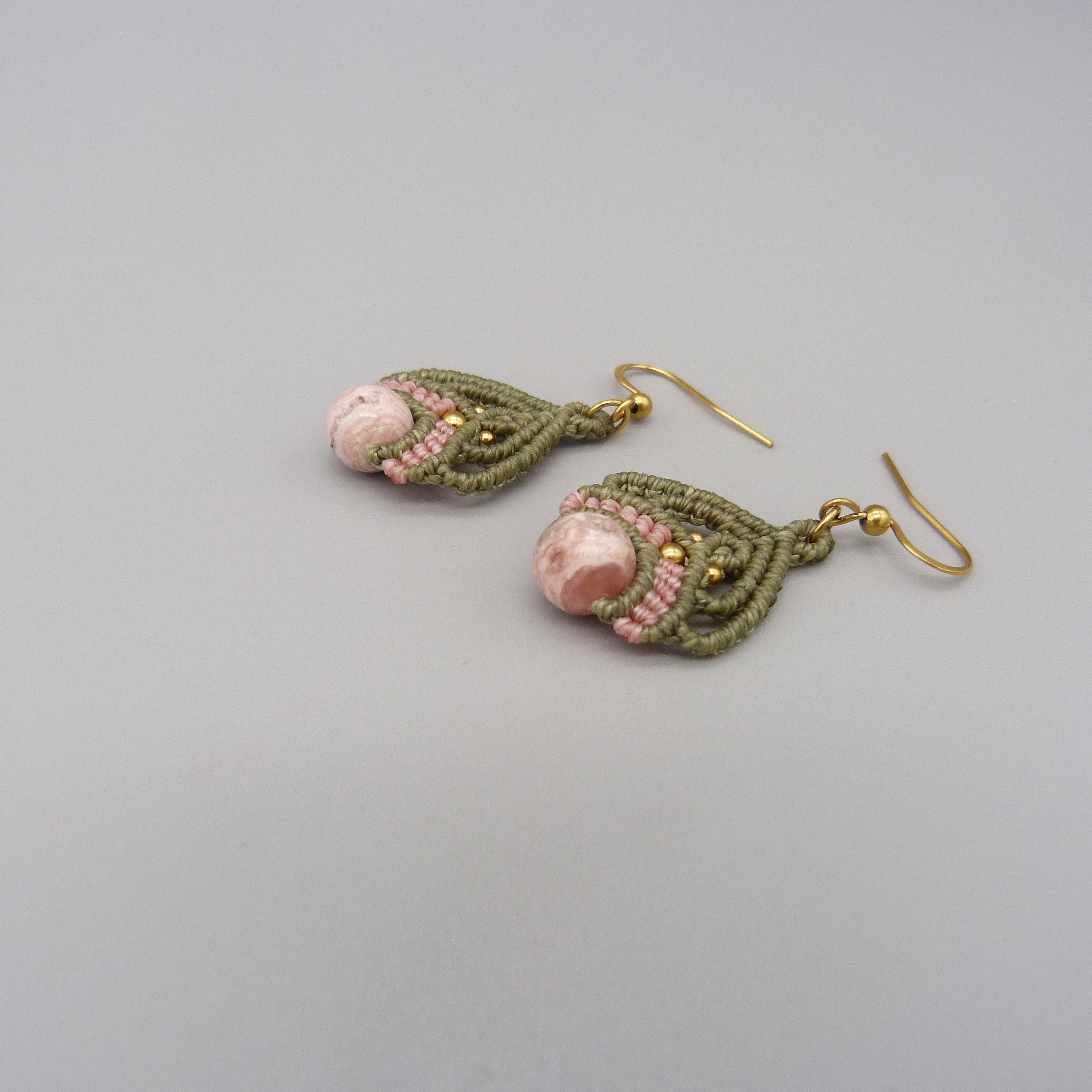 Paire de boucles d'oreilles bleues avec des perles en rhodochrosite