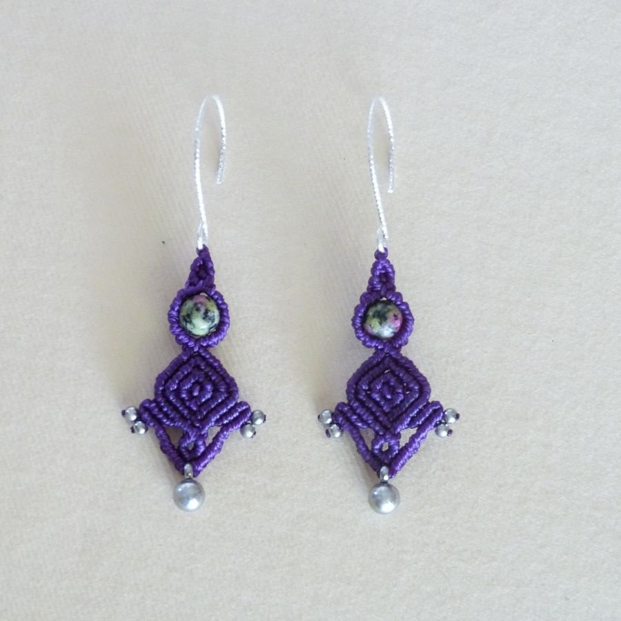 Ett par lila mikro-macramé örhängen med krok i 925 silver