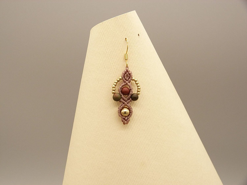 Ett par &ouml;rh&auml;ngen i mikromakram&eacute;, taupef&auml;rgad. 