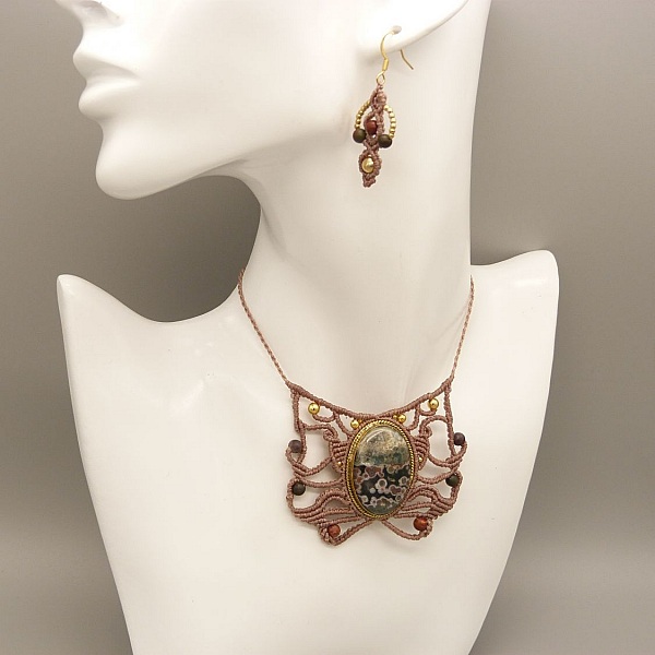 Ett par &ouml;rh&auml;ngen i mikromakram&eacute;, taupef&auml;rgad. 