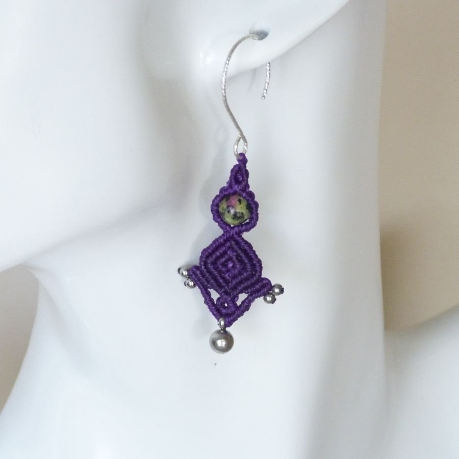 Ett par lila mikro-macramé örhängen med krok i 925 silver
