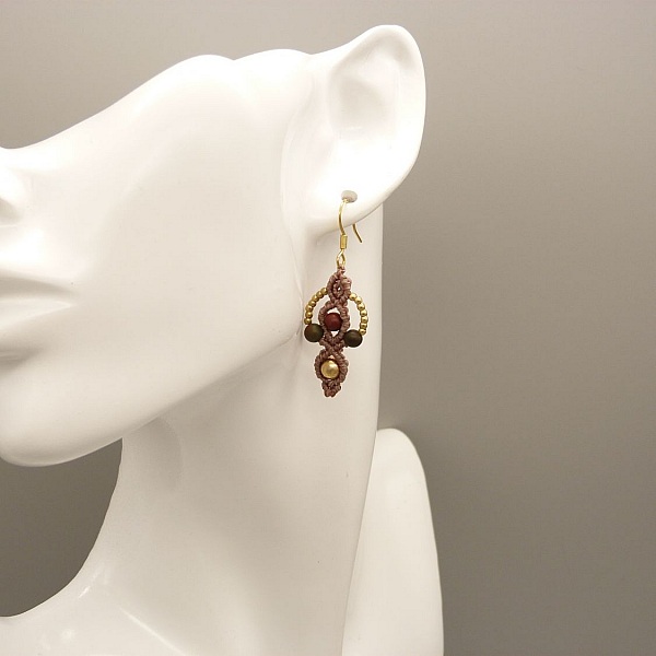 Ett par &ouml;rh&auml;ngen i mikromakram&eacute;, taupef&auml;rgad. 