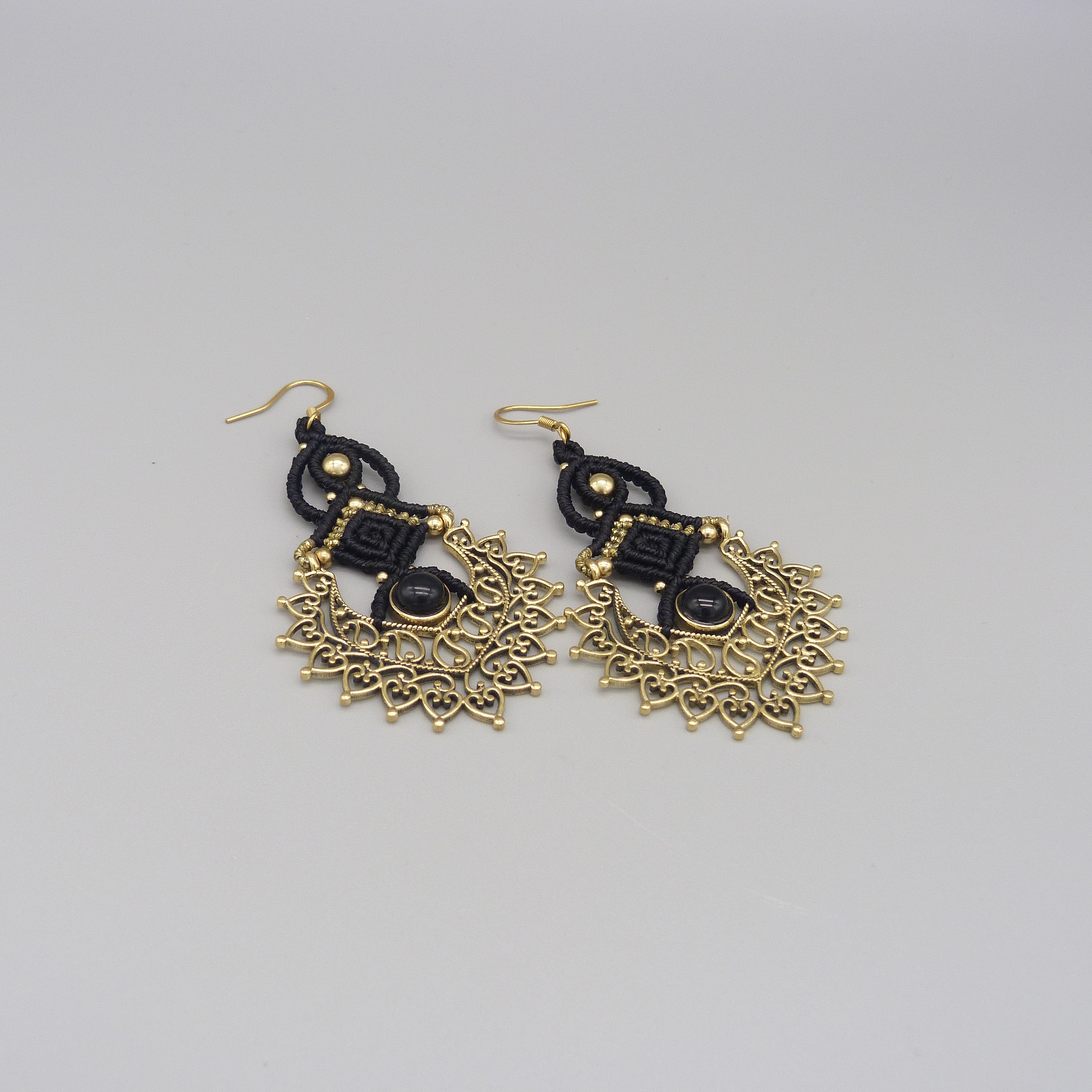 Paire de boucles d'oreilles noires en micro-macram&eacute; avec un onyx noir