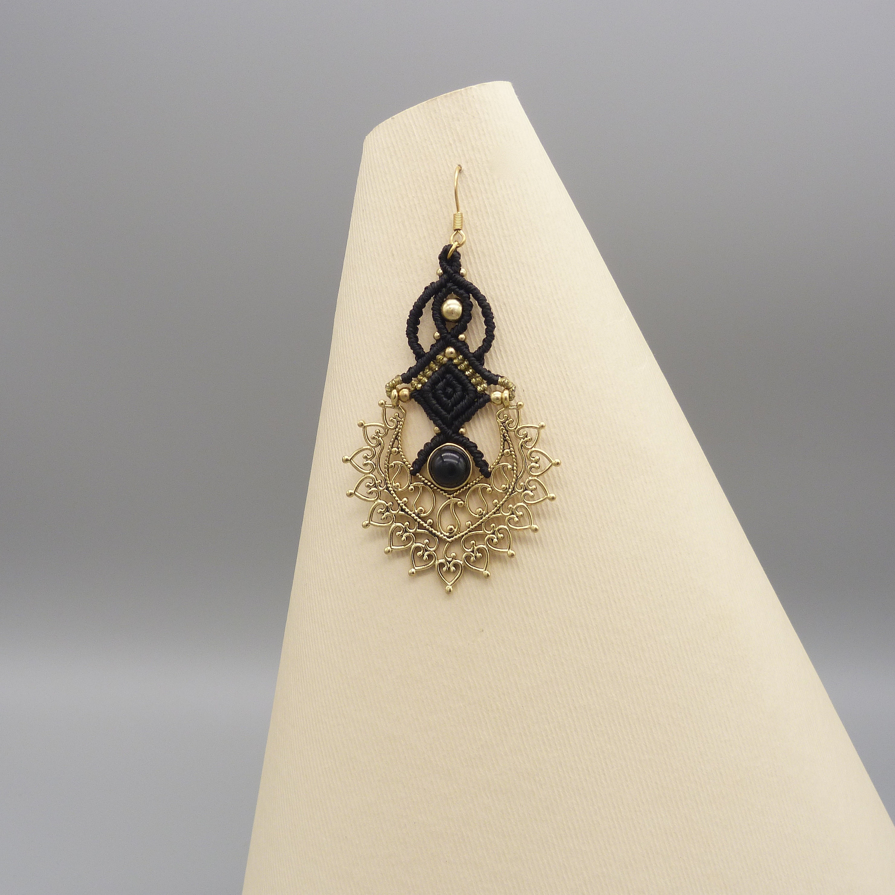 Paire de boucles d'oreilles noires en micro-macram&eacute; avec un onyx noir