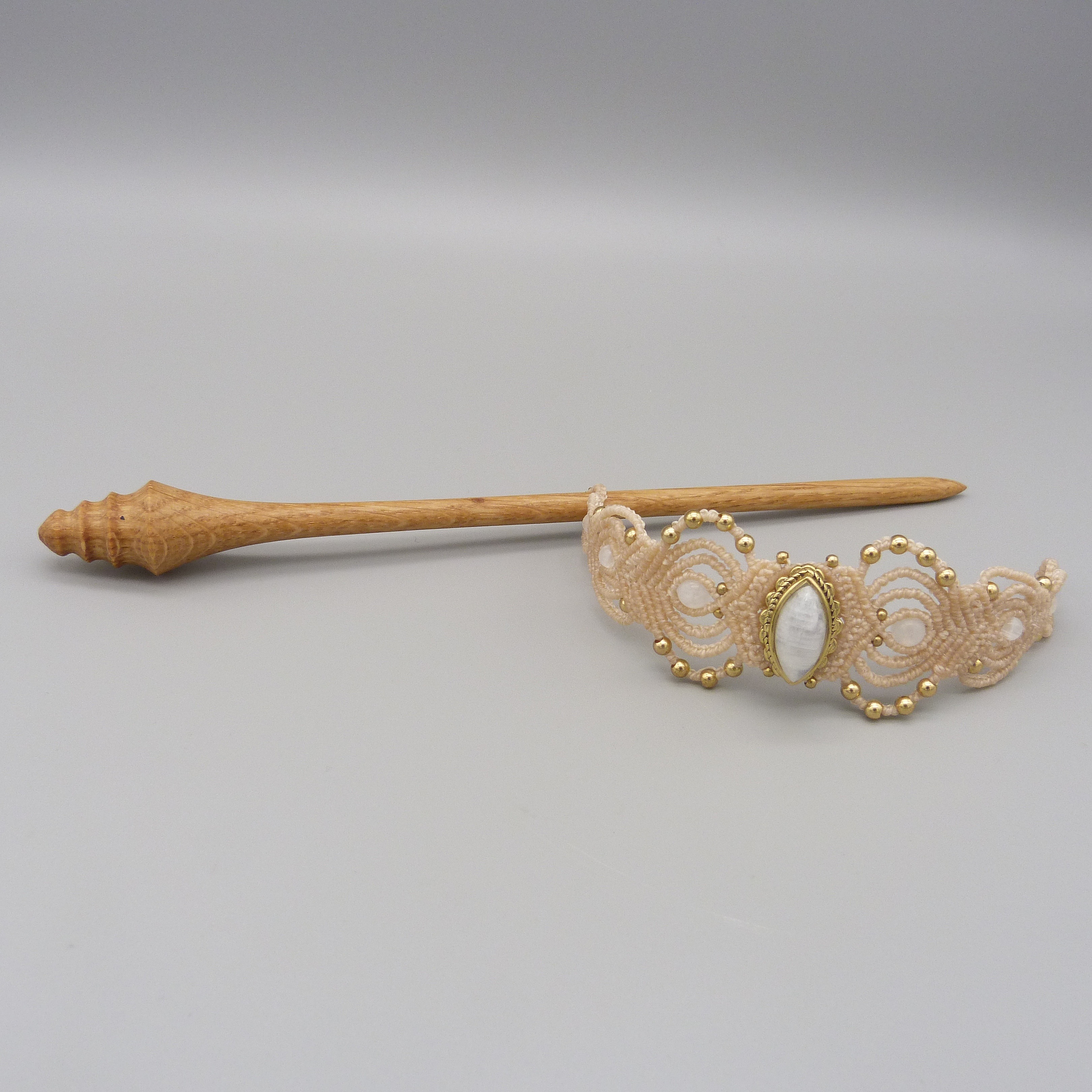 Pic à cheveux beige en micro-macramé avec pierre de lune.