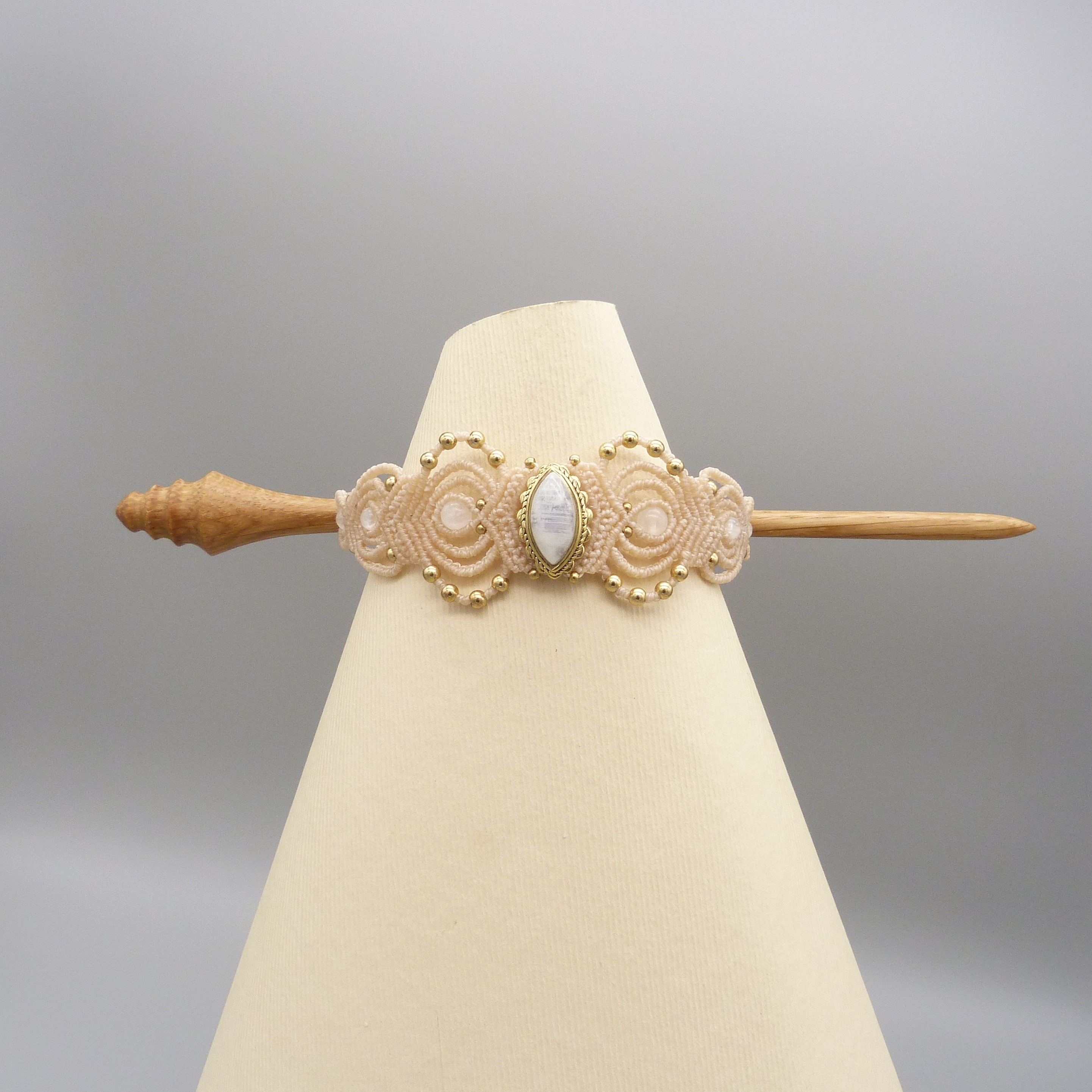 Pic à cheveux beige en micro-macramé avec pierre de lune.