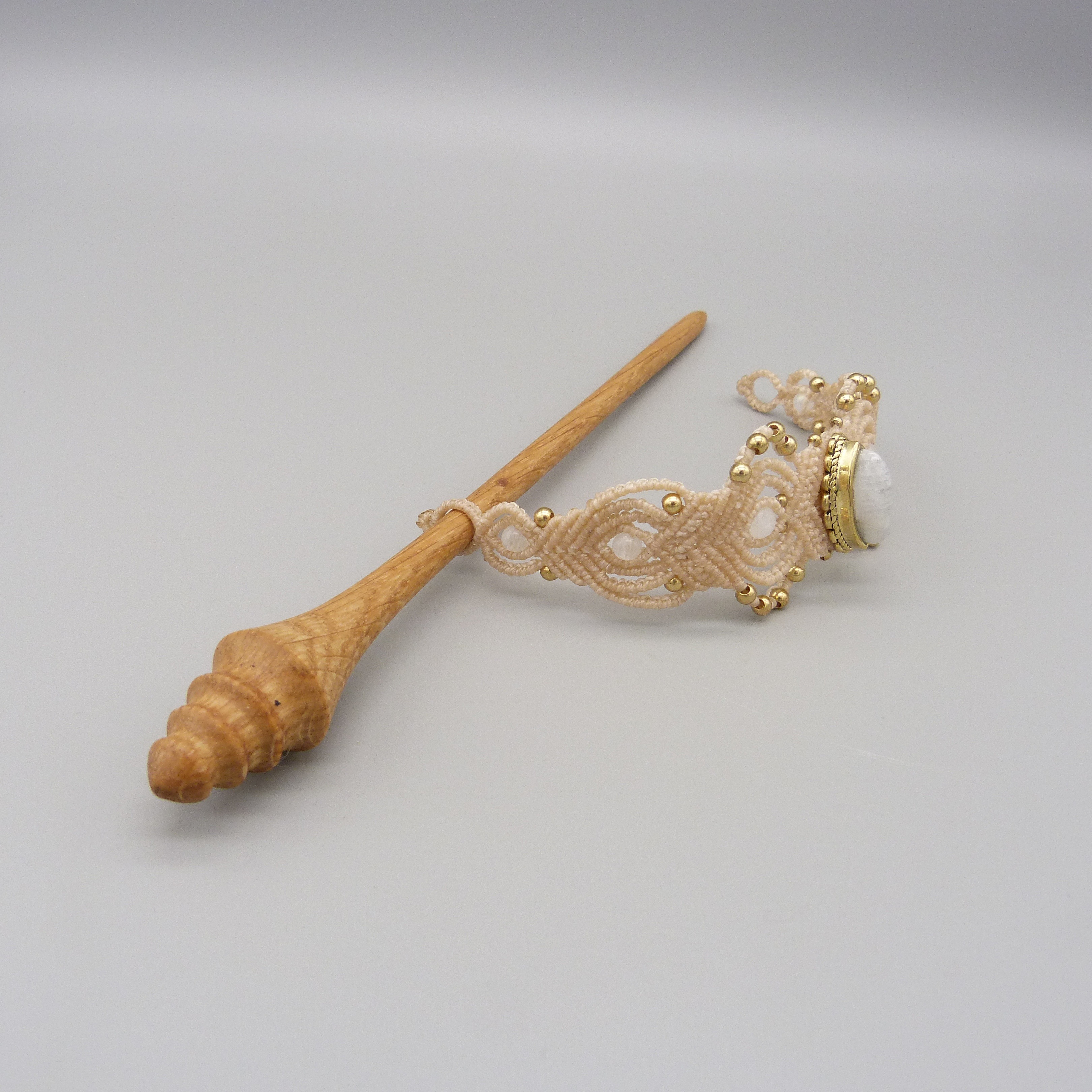 Pic à cheveux beige en micro-macramé avec pierre de lune.