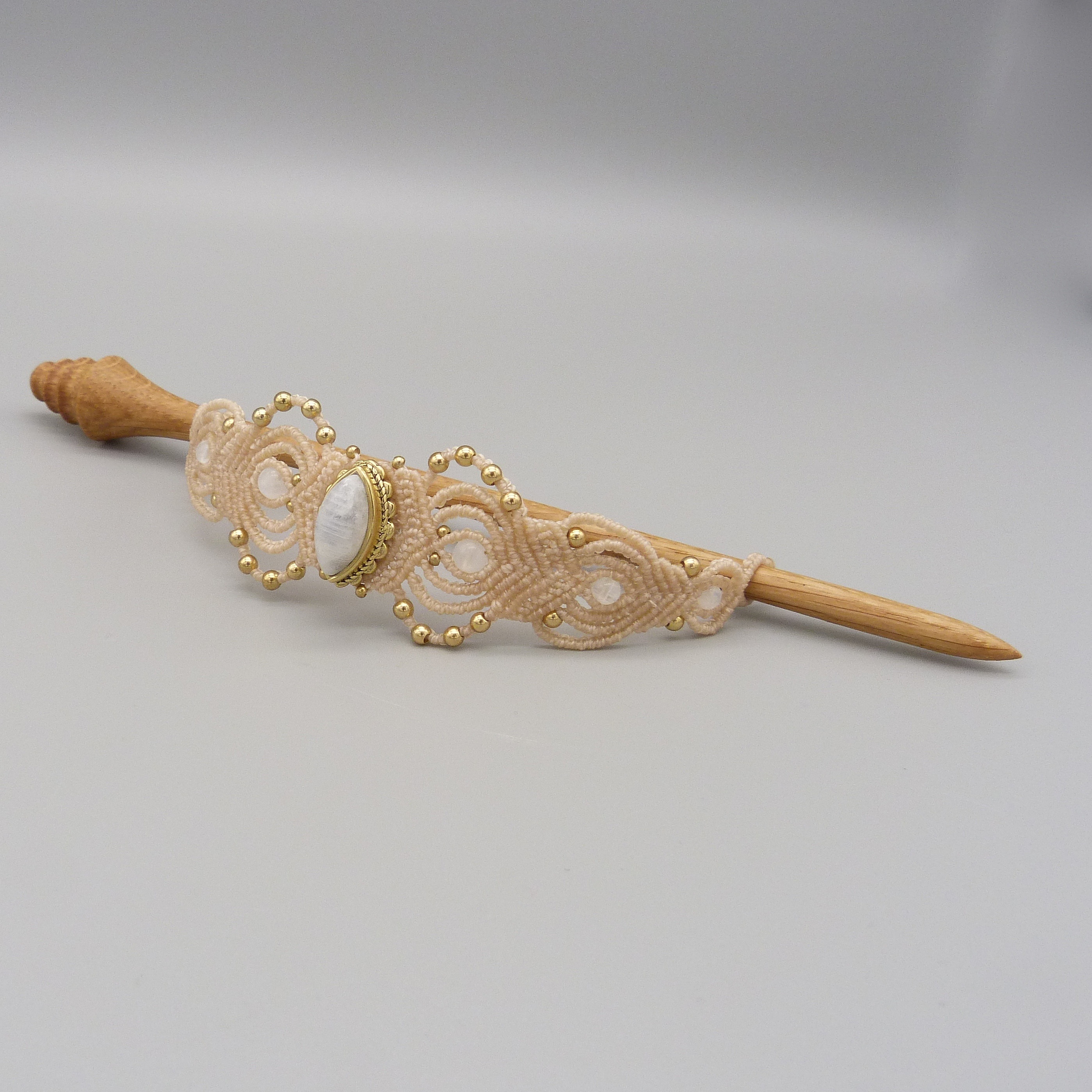 Pic à cheveux beige en micro-macramé avec pierre de lune.