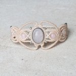 Off-white micro-macramé armband med en rose kvarts sten