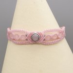 Rosa mikro-macramé armband med en rosa kvartssten